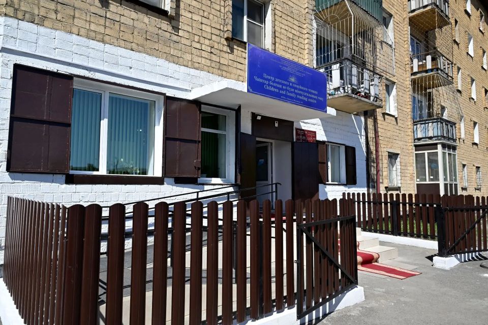 Визит в Детский культурно-просветительский центр в Кызыле Владислав Ховалыг приурочил к Общероссийскому дню библиотек, который также является профессиональным праздником библиотекарей — Днём библиотекаря, и ежегодно... Визит в Детский культурно-просветительский центр в Кызыле Владислав Ховалыг приурочил к Общероссийскому дню библиотек, который также является профессиональным праздником библиотекарей — Днём библиотекаря, и ежегодно...