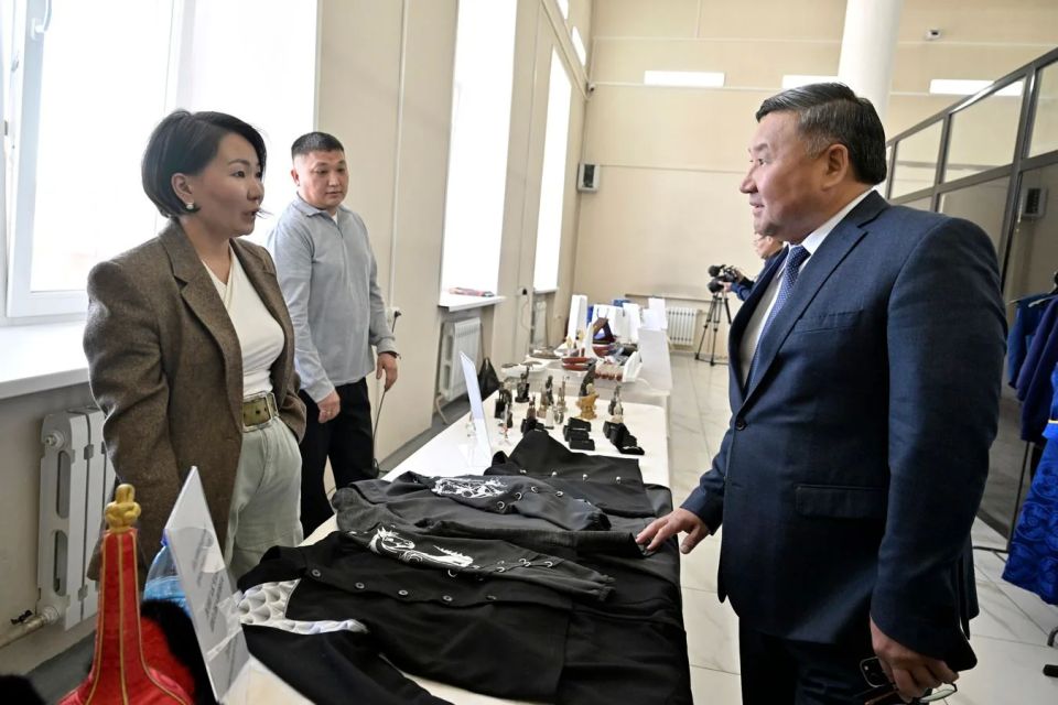 Глава Тувы Владислав Ховалыг принял участие в мероприятиях, посвященных Дню российского предпринимательства и посетил выставку продукции местных товаропроизводителей, организованную региональным Фондом поддержки... Глава Тувы Владислав Ховалыг принял участие в мероприятиях, посвященных Дню российского предпринимательства и посетил выставку продукции местных товаропроизводителей, организованную региональным Фондом поддержки...
