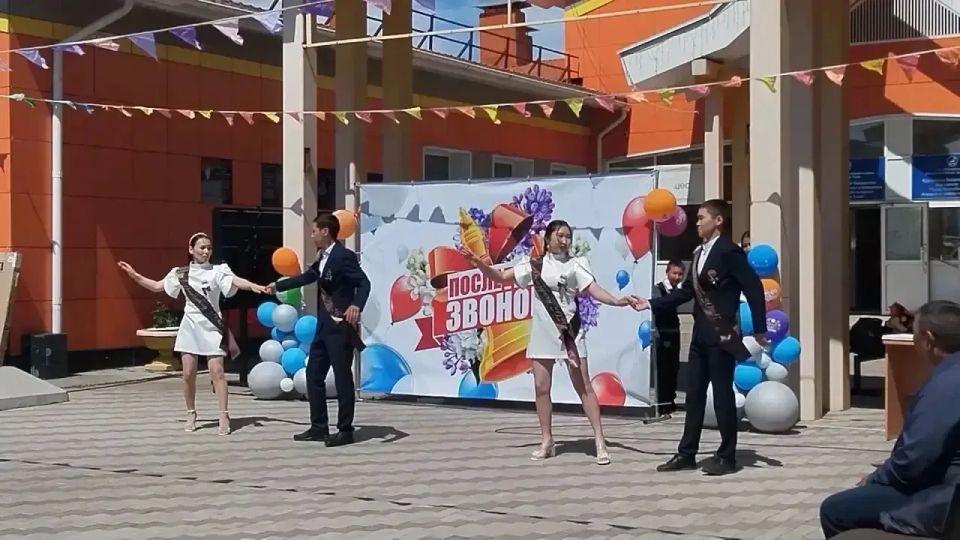 Выпускники-юбиляры: живая связь поколений на последнем звонке Выпускники-юбиляры: живая связь поколений на последнем звонке