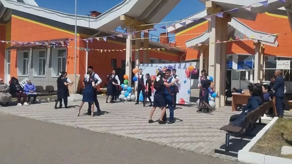 Выпускники-юбиляры: живая связь поколений на последнем звонке Выпускники-юбиляры: живая связь поколений на последнем звонке