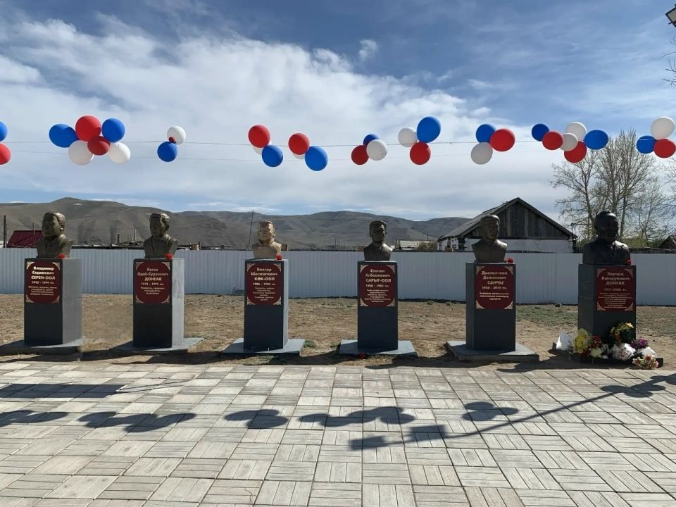 Дус-Дагда Чогаалчылар сесерлиинде Эдуард Донгакты хрек тураскаалын тургускан Дус-Дагда Чогаалчылар сесерлиинде Эдуард Донгакты хрек тураскаалын тургускан