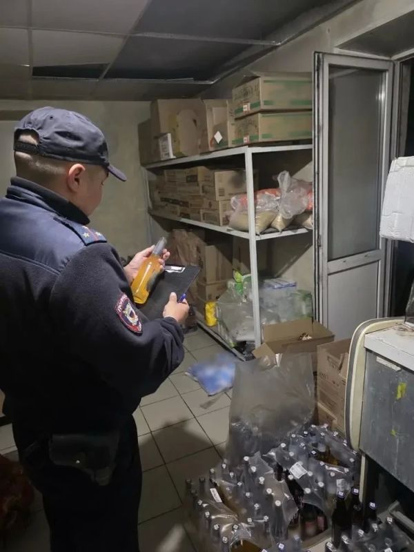 В Ак-Довураке полицейские выявили факт продажи алкоголя несовершеннолетнему и изъяли из оборота нелегальную продукцию В Ак-Довураке полицейские выявили факт продажи алкоголя несовершеннолетнему и изъяли из оборота нелегальную продукцию