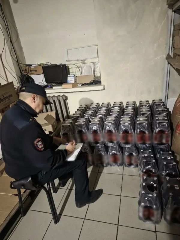 В Ак-Довураке полицейские выявили факт продажи алкоголя несовершеннолетнему и изъяли из оборота нелегальную продукцию