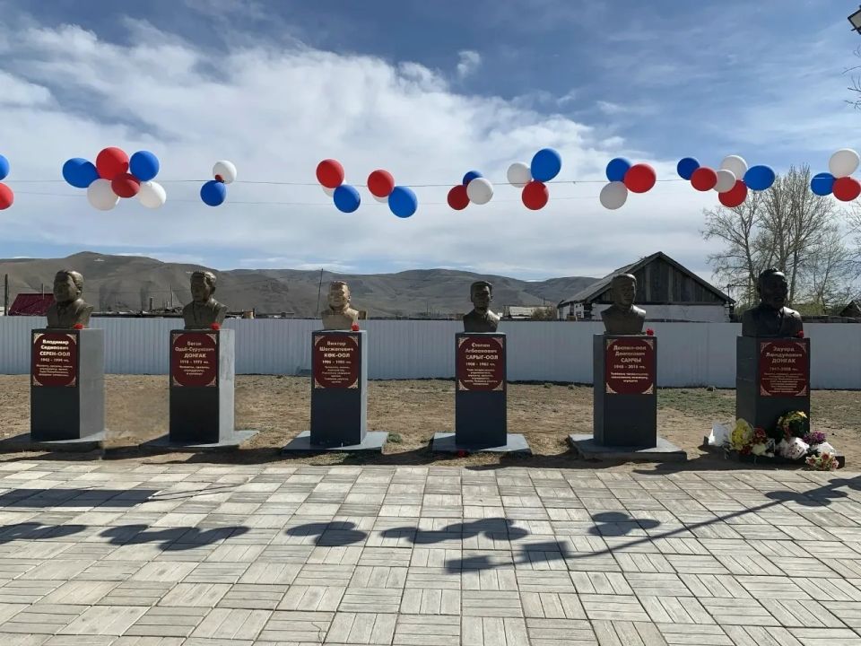 Дус-Дагда Чогаалчылар сесерлиинде Эдуард Донгакты хрек тураскаалын тургускан Дус-Дагда Чогаалчылар сесерлиинде Эдуард Донгакты хрек тураскаалын тургускан