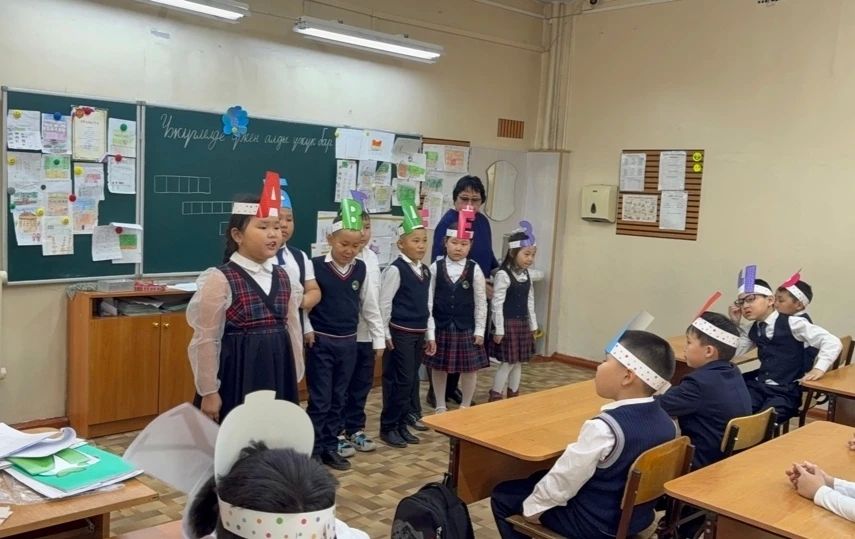 Студентилер бирги классчыларны байырлалынга аалдап четкен Студентилер бирги классчыларны байырлалынга аалдап четкен