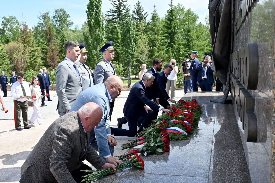 Анатолий Серышев принял участие в открытии мемориала сотрудников органов безопасности в Омске