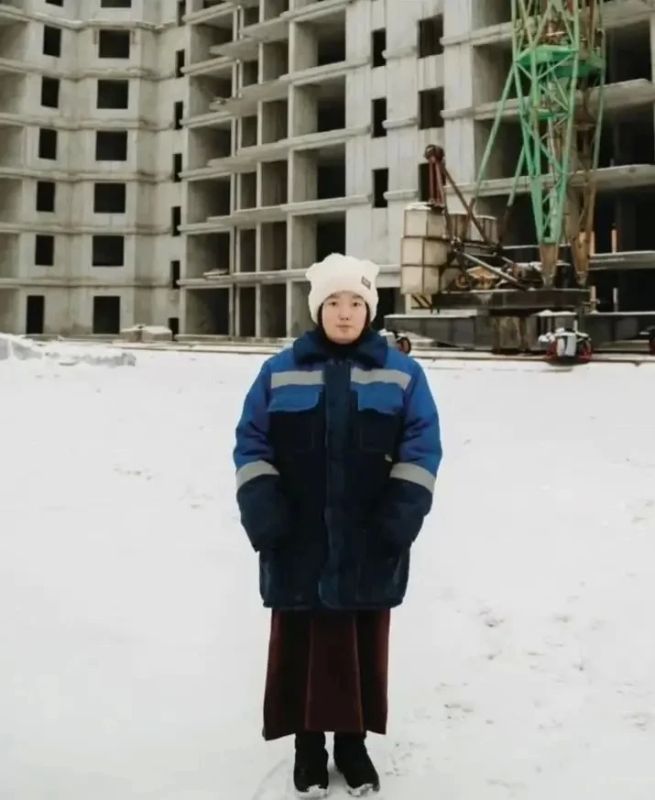 Выше страха, выше ветра, выше сомнений: история одной из самых молодых машинисток башенного крана Татьяны Оюн Выше страха, выше ветра, выше сомнений: история одной из самых молодых машинисток башенного крана Татьяны Оюн