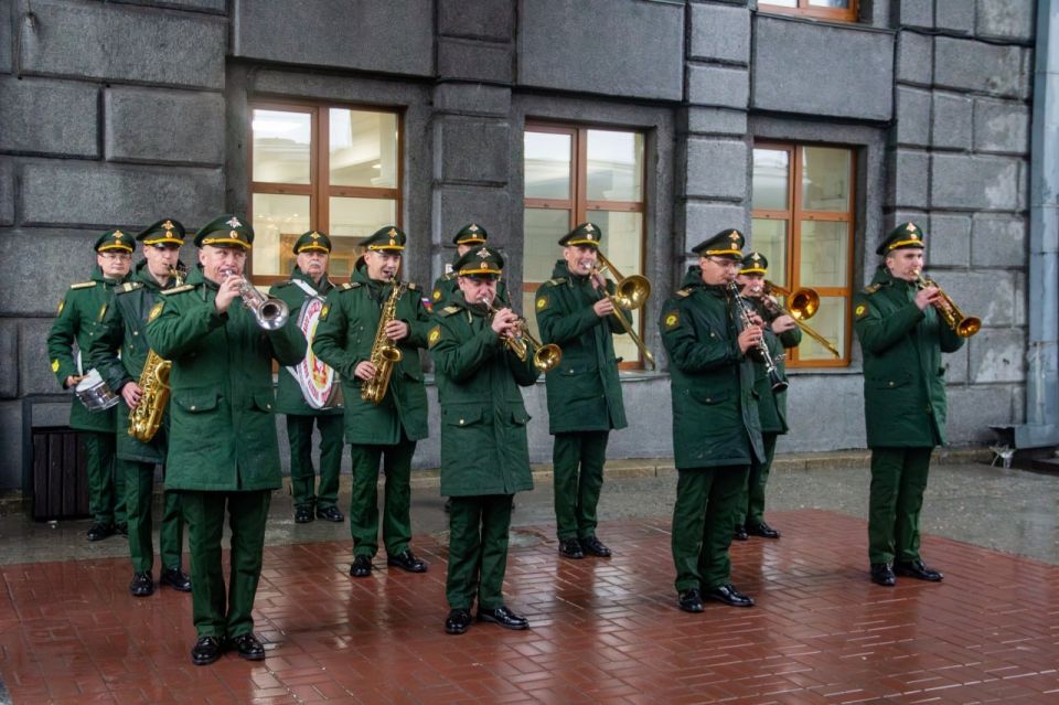Ветераны СВО и их семьи из Тувы отправились в путешествие по Сибири в рамках проекта «Своих не бросаем!» Ветераны СВО и их семьи из Тувы отправились в путешествие по Сибири в рамках проекта «Своих не бросаем!»