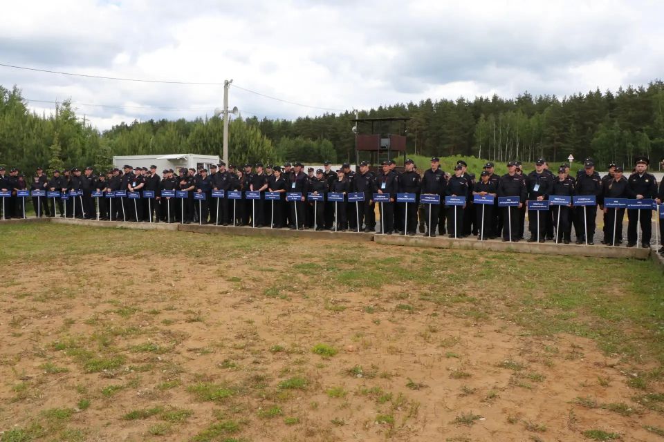Министр внутренних дел по Республике Тыва генерал-майор полиции Юрий Завьялов принял участие в церемонии открытия Всероссийского чемпионата МВД России по стрельбе в Суздале Министр внутренних дел по Республике Тыва генерал-майор полиции Юрий Завьялов принял участие в церемонии открытия Всероссийского чемпионата МВД России по стрельбе в Суздале