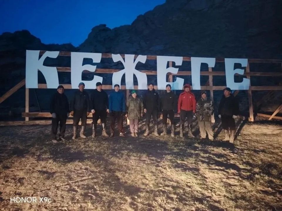 Учитель из села Морен создал надпись на священной горе Кежеге Учитель из села Морен создал надпись на священной горе Кежеге