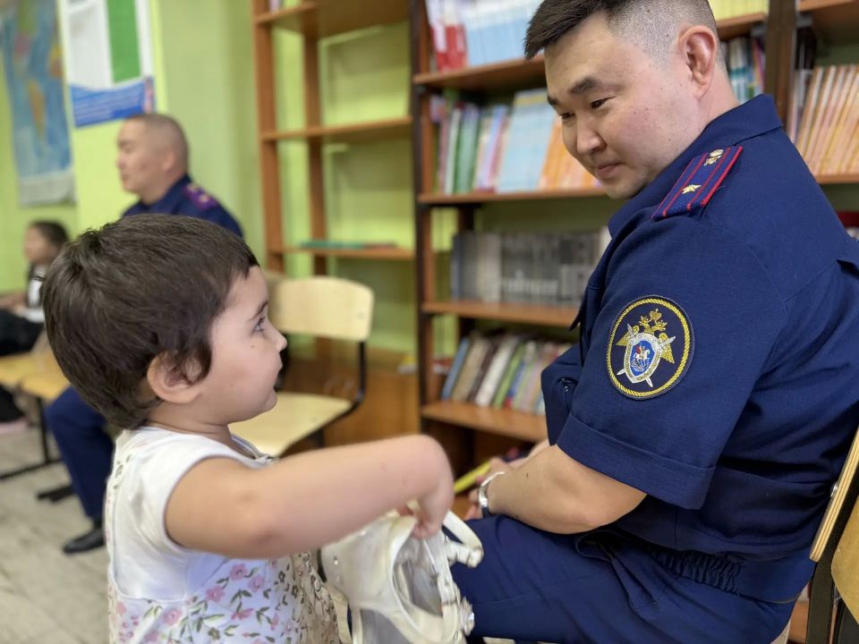 Сотрудники следственного управления организовали для воспитанников социального центра праздник детства и заботы Сотрудники следственного управления организовали для воспитанников социального центра праздник детства и заботы