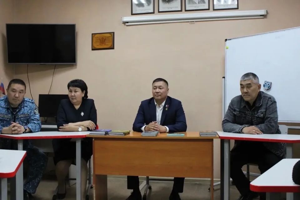 Министр Буян Куулар провёл встречу с подростками в УФСИН Министр Буян Куулар провёл встречу с подростками в УФСИН