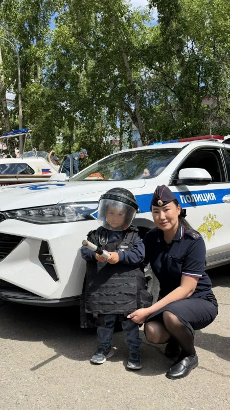 В Кызыле госавтоинспекторы провели мероприятия в день защиты детей В Кызыле госавтоинспекторы провели мероприятия в день защиты детей