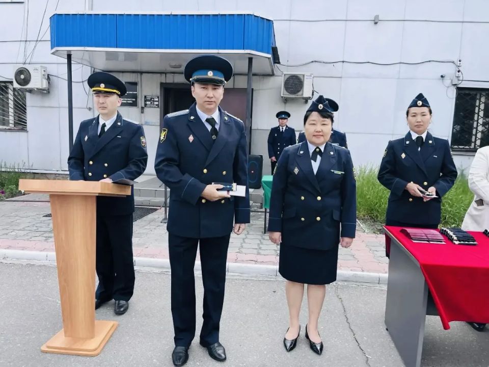 В УФССП России по Республике Тыва состоялась торжественная церемония вручения специальных званий и ведомственных наград В УФССП России по Республике Тыва состоялась торжественная церемония вручения специальных званий и ведомственных наград