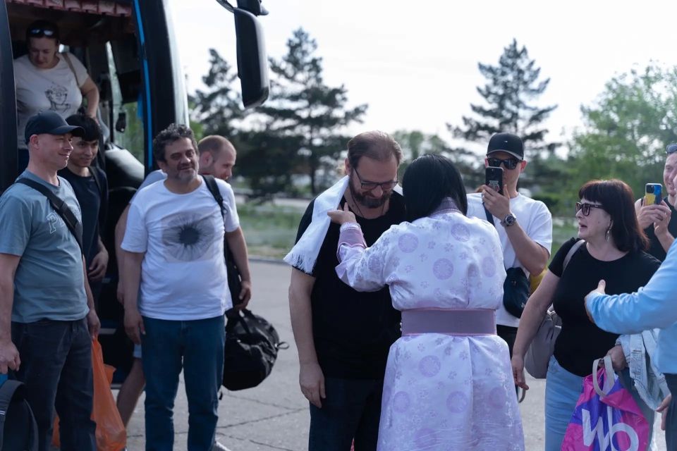 МХАТ ИМ. М. ГОРЬКОГО УЖЕ В КЫЗЫЛЕ МХАТ ИМ. М. ГОРЬКОГО УЖЕ В КЫЗЫЛЕ