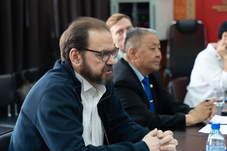 Министр культуры Тувы Виктор Чигжит поприветствовал артистов МХАТ им. Горького