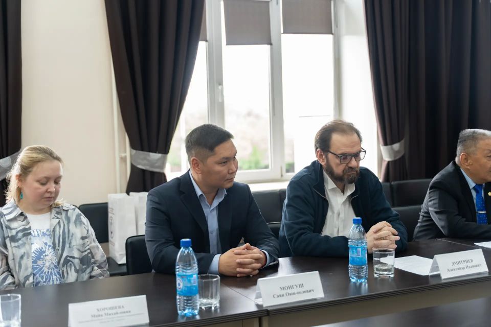 Министр культуры Тувы Виктор Чигжит поприветствовал артистов МХАТ им. Горького Министр культуры Тувы Виктор Чигжит поприветствовал артистов МХАТ им. Горького