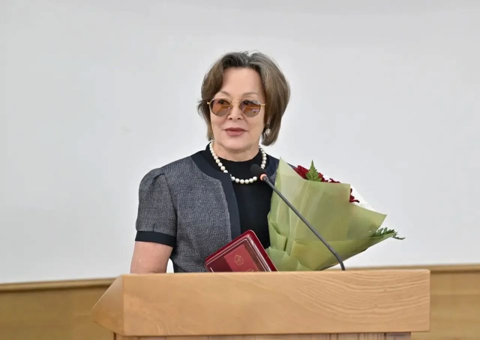 Владислав Ховалыг: В преддверии Дня России вручил государственные награды тем, кто своим трудом, талантом и преданностью делу вносит вклад в развитие Тувы Владислав Ховалыг: В преддверии Дня России вручил государственные награды тем, кто своим трудом, талантом и преданностью делу вносит вклад в развитие Тувы