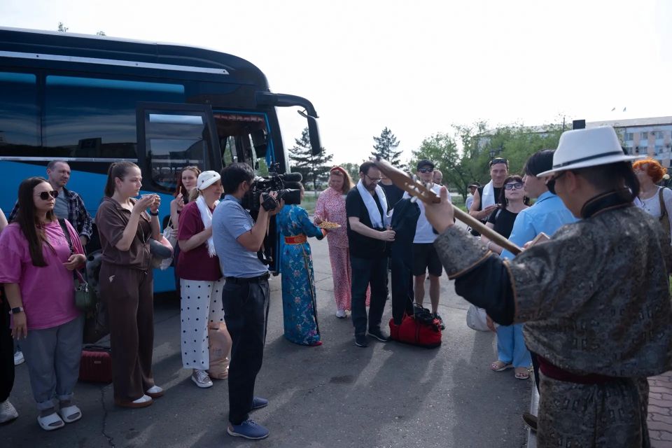 МХАТ ИМ. М. ГОРЬКОГО УЖЕ В КЫЗЫЛЕ МХАТ ИМ. М. ГОРЬКОГО УЖЕ В КЫЗЫЛЕ