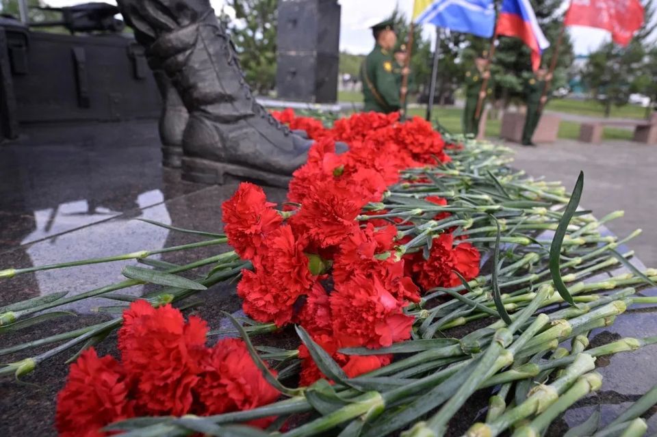 Владислав Ховалыг: Вместе с коллегами возложили цветы к памятнику участникам специальной военной операции Владислав Ховалыг: Вместе с коллегами возложили цветы к памятнику участникам специальной военной операции