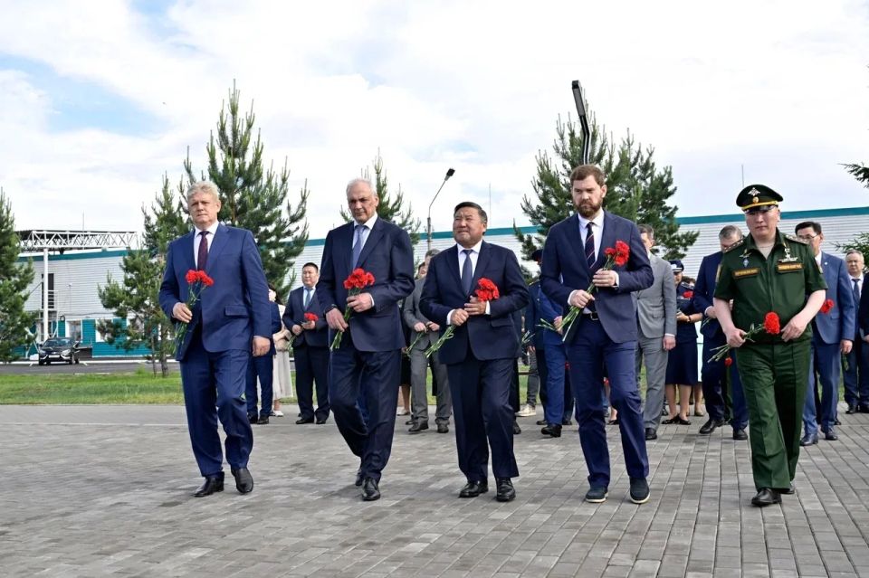 Владислав Ховалыг: Вместе с коллегами возложили цветы к памятнику участникам специальной военной операции Владислав Ховалыг: Вместе с коллегами возложили цветы к памятнику участникам специальной военной операции