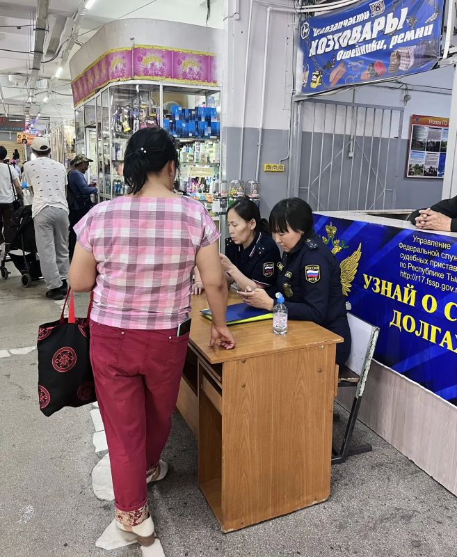 Судебные приставы проконсультировали жителей Кызыла в торговом центре Судебные приставы проконсультировали жителей Кызыла в торговом центре