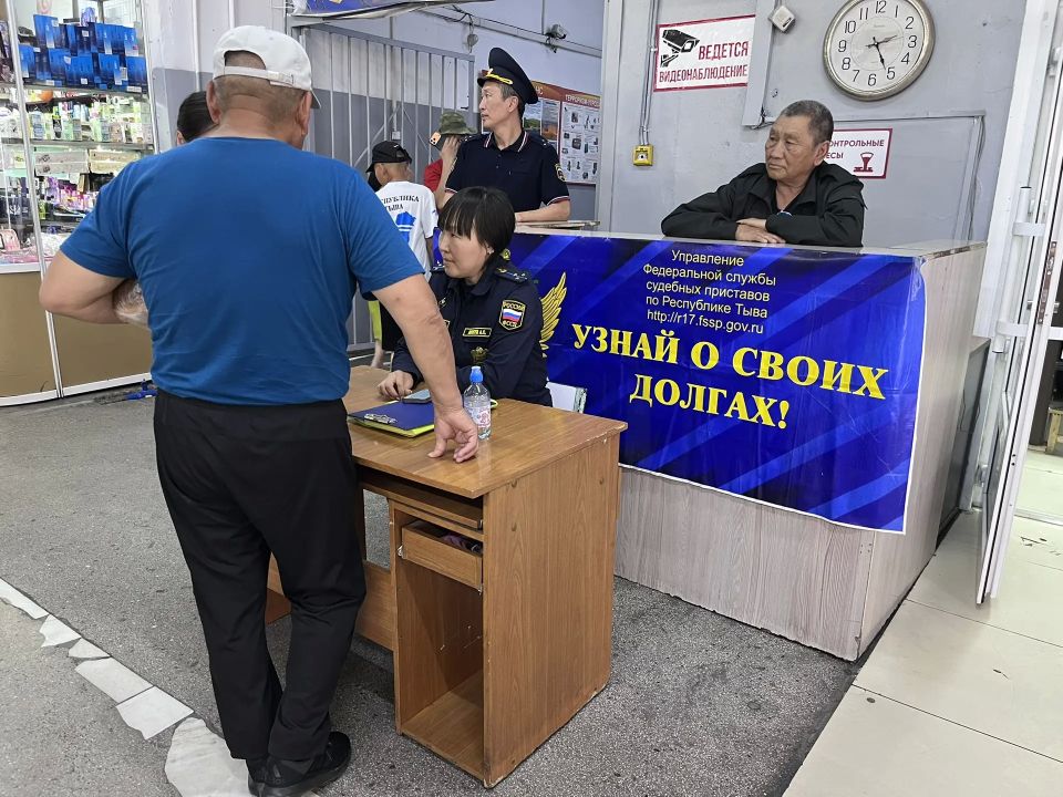 Судебные приставы проконсультировали жителей Кызыла в торговом центре Судебные приставы проконсультировали жителей Кызыла в торговом центре