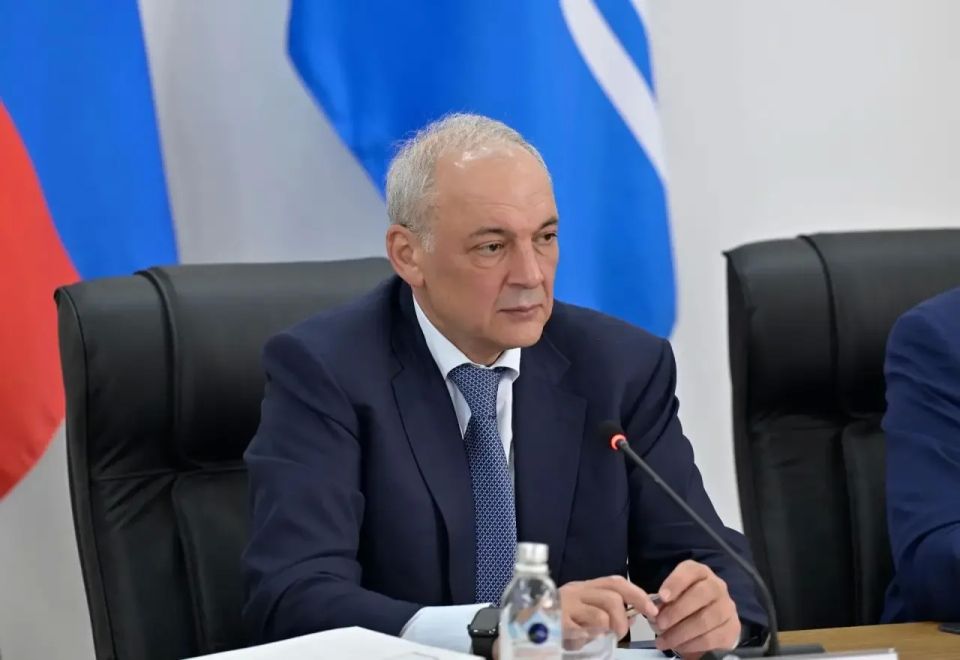 Владислав Ховалыг: Вместе с заместителем руководителя администрации Президента России Магомедсаламом Магомедовым, полномочным представителем Президента в СФО Анатолием Серышевым и руководителем Федерального агентства по... Владислав Ховалыг: Вместе с заместителем руководителя администрации Президента России Магомедсаламом Магомедовым, полномочным представителем Президента в СФО Анатолием Серышевым и руководителем Федерального агентства по...