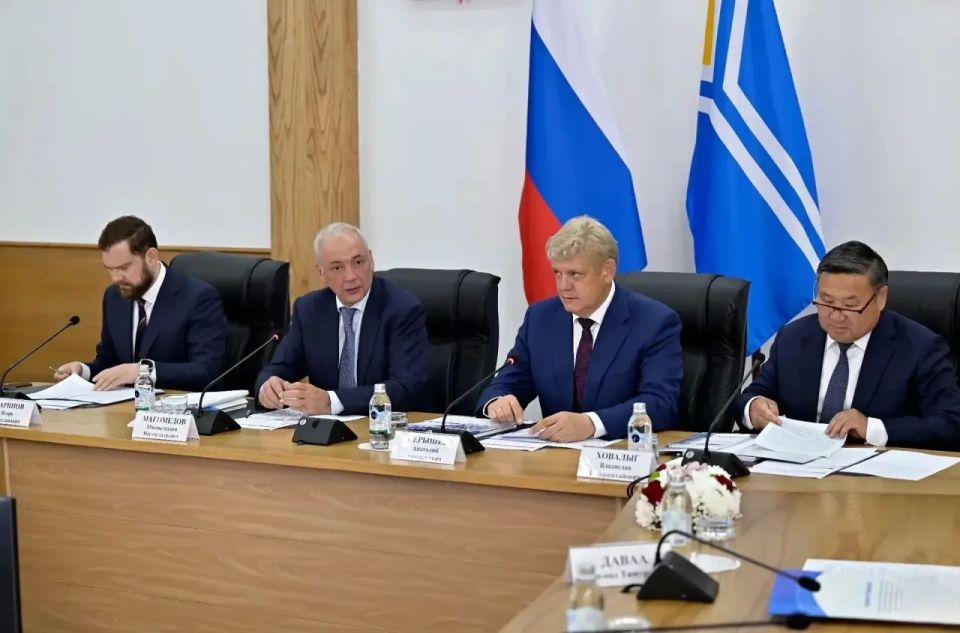 Владислав Ховалыг: Вместе с заместителем руководителя администрации Президента России Магомедсаламом Магомедовым, полномочным представителем Президента в СФО Анатолием Серышевым и руководителем Федерального агентства по... Владислав Ховалыг: Вместе с заместителем руководителя администрации Президента России Магомедсаламом Магомедовым, полномочным представителем Президента в СФО Анатолием Серышевым и руководителем Федерального агентства по...