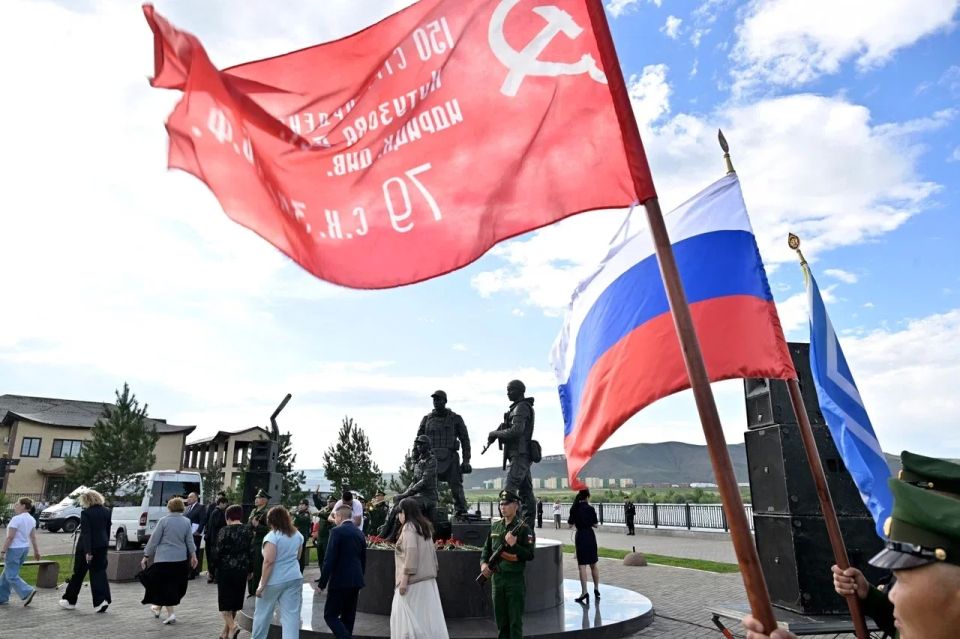 Владислав Ховалыг: Вместе с коллегами возложили цветы к памятнику участникам специальной военной операции Владислав Ховалыг: Вместе с коллегами возложили цветы к памятнику участникам специальной военной операции