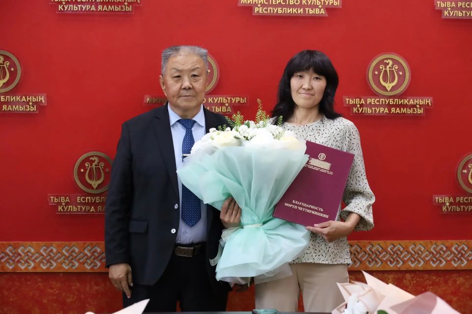 Сегодня в Минкультуры Тувы прошла церемония вручения госнаград, посвященная Дню России Сегодня в Минкультуры Тувы прошла церемония вручения госнаград, посвященная Дню России