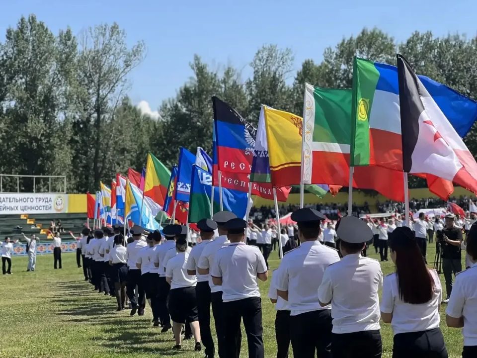 Церемония поднятия флагов России и Республики Тыва: в единстве — наша сила Церемония поднятия флагов России и Республики Тыва: в единстве — наша сила
