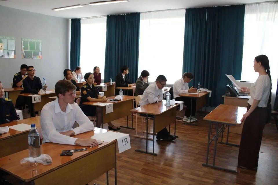 Сегодня выпускники Тувы сдали ЕГЭ по обществознанию и физике Сегодня выпускники Тувы сдали ЕГЭ по обществознанию и физике