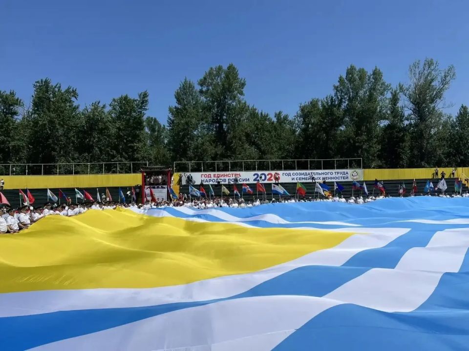 Церемония поднятия флагов России и Республики Тыва: в единстве — наша сила Церемония поднятия флагов России и Республики Тыва: в единстве — наша сила