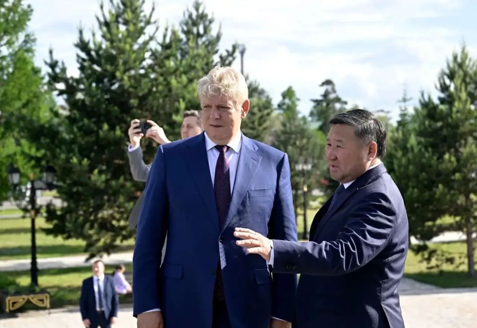 Владислав Ховалыг: Накануне, после рабочих встреч, показал полномочному представителю Президента РФ в СФО Анатолию Анатольевичу Серышеву наш скульптурный комплекс «Центр Азии» Владислав Ховалыг: Накануне, после рабочих встреч, показал полномочному представителю Президента РФ в СФО Анатолию Анатольевичу Серышеву наш скульптурный комплекс «Центр Азии»