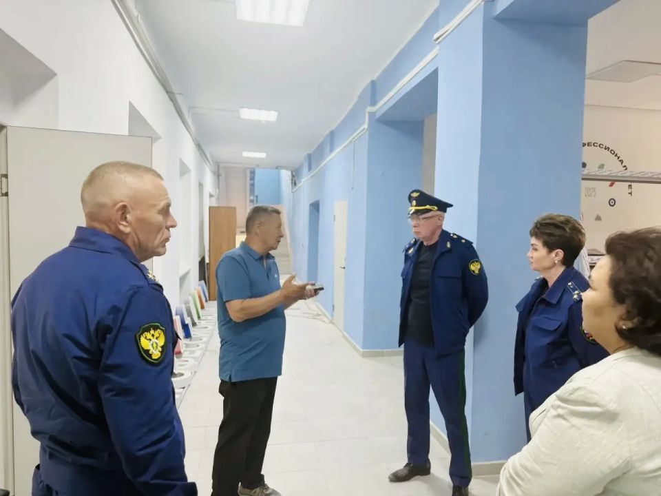 Прокурор республики Ботвинкин Евгений Борисович с рабочим визитом посетил Бай-Тайгинский и Барун-Хемчикский районы Прокурор республики Ботвинкин Евгений Борисович с рабочим визитом посетил Бай-Тайгинский и Барун-Хемчикский районы