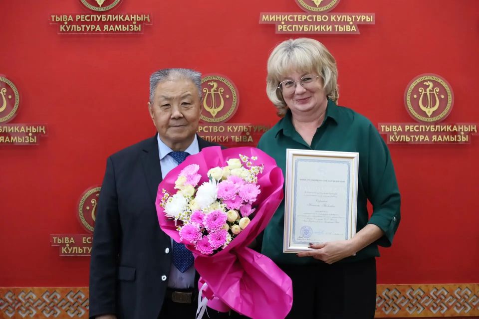Сегодня в Минкультуры Тувы прошла церемония вручения госнаград, посвященная Дню России Сегодня в Минкультуры Тувы прошла церемония вручения госнаград, посвященная Дню России