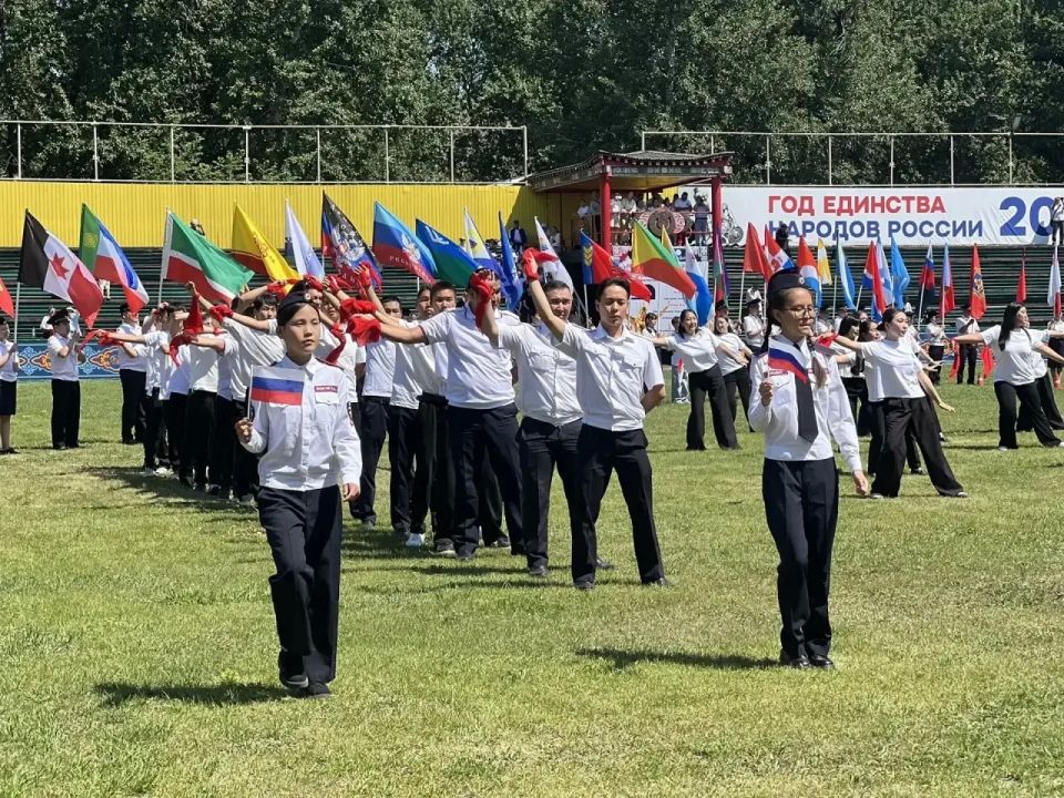 Церемония поднятия флагов России и Республики Тыва: в единстве — наша сила Церемония поднятия флагов России и Республики Тыва: в единстве — наша сила