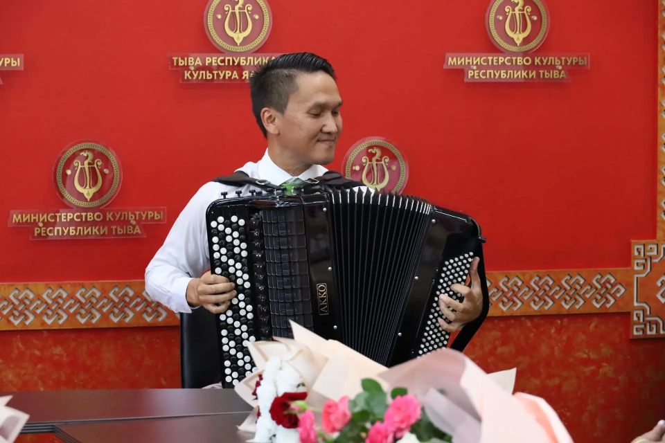 Сегодня в Минкультуры Тувы прошла церемония вручения госнаград, посвященная Дню России Сегодня в Минкультуры Тувы прошла церемония вручения госнаград, посвященная Дню России