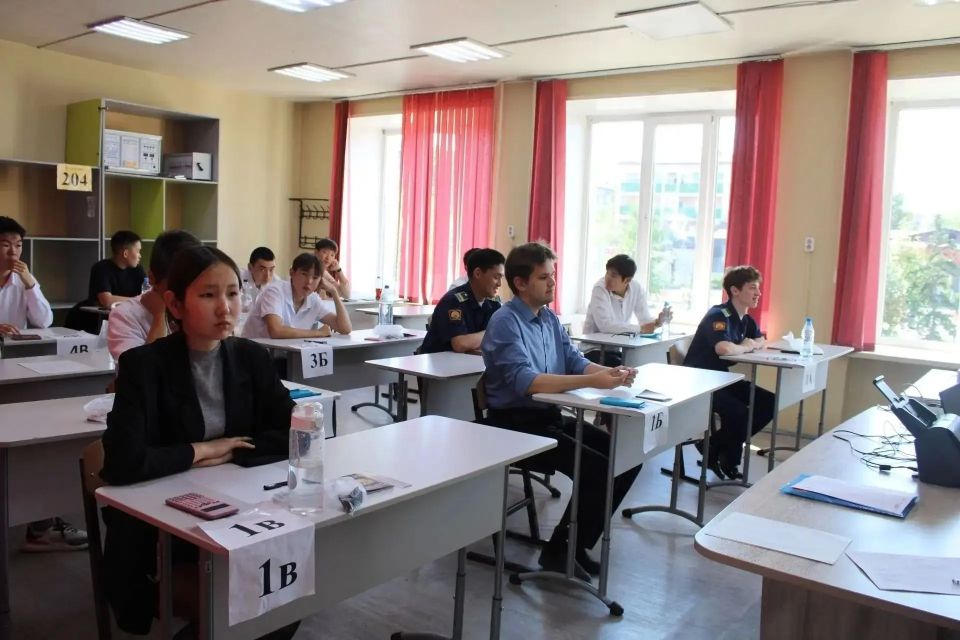 Сегодня выпускники Тувы сдали ЕГЭ по обществознанию и физике Сегодня выпускники Тувы сдали ЕГЭ по обществознанию и физике