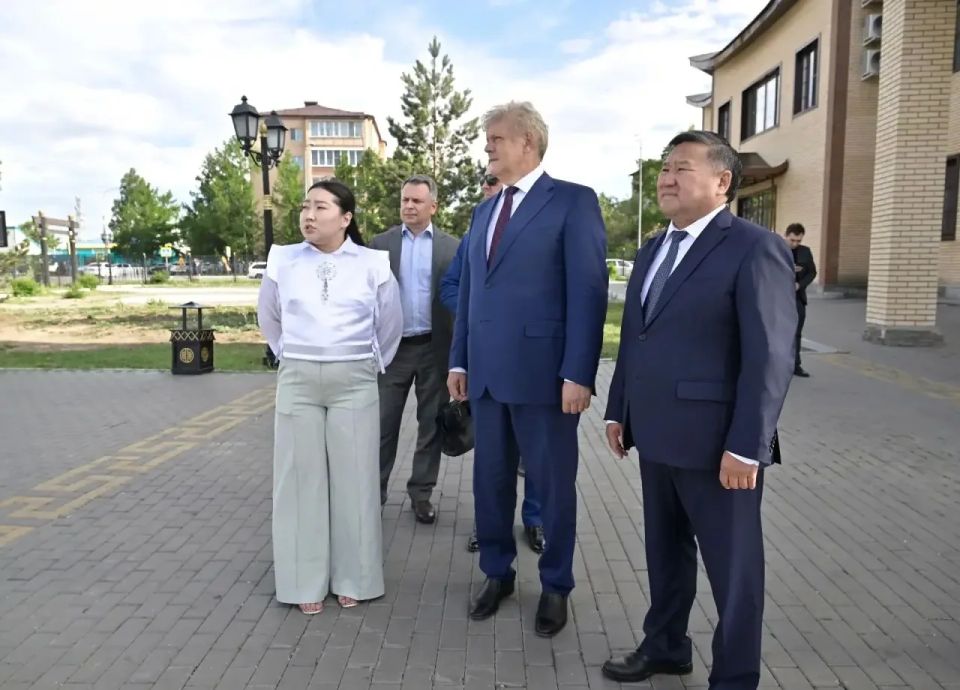 Владислав Ховалыг: Накануне, после рабочих встреч, показал полномочному представителю Президента РФ в СФО Анатолию Анатольевичу Серышеву наш скульптурный комплекс «Центр Азии» Владислав Ховалыг: Накануне, после рабочих встреч, показал полномочному представителю Президента РФ в СФО Анатолию Анатольевичу Серышеву наш скульптурный комплекс «Центр Азии»