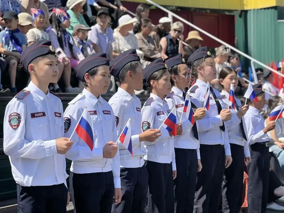 Церемония поднятия флагов России и Республики Тыва: в единстве — наша сила Церемония поднятия флагов России и Республики Тыва: в единстве — наша сила