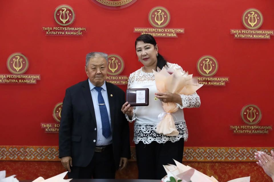 Сегодня в Минкультуры Тувы прошла церемония вручения госнаград, посвященная Дню России Сегодня в Минкультуры Тувы прошла церемония вручения госнаград, посвященная Дню России