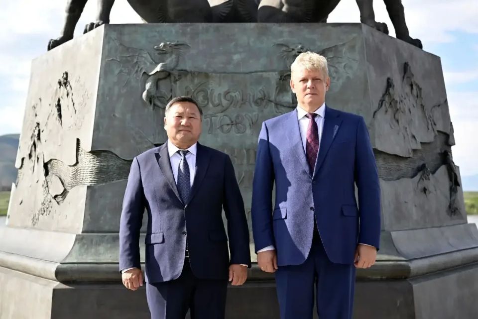 Владислав Ховалыг: Накануне, после рабочих встреч, показал полномочному представителю Президента РФ в СФО Анатолию Анатольевичу Серышеву наш скульптурный комплекс «Центр Азии» Владислав Ховалыг: Накануне, после рабочих встреч, показал полномочному представителю Президента РФ в СФО Анатолию Анатольевичу Серышеву наш скульптурный комплекс «Центр Азии»