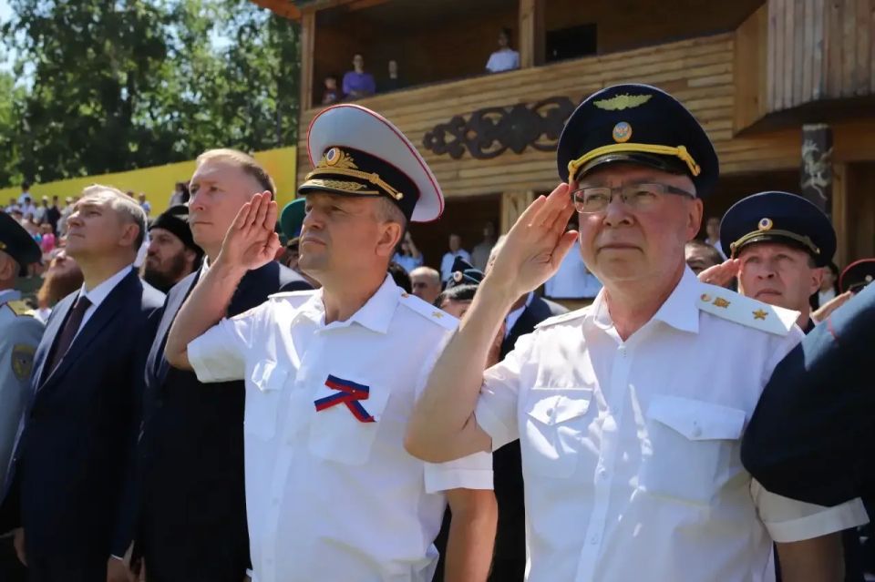 Прокурор республики Ботвинкин Евгений Борисович и сотрудники прокуратуры приняли участие в патриотической акции МВД, приуроченной к Дню России Прокурор республики Ботвинкин Евгений Борисович и сотрудники прокуратуры приняли участие в патриотической акции МВД, приуроченной к Дню России