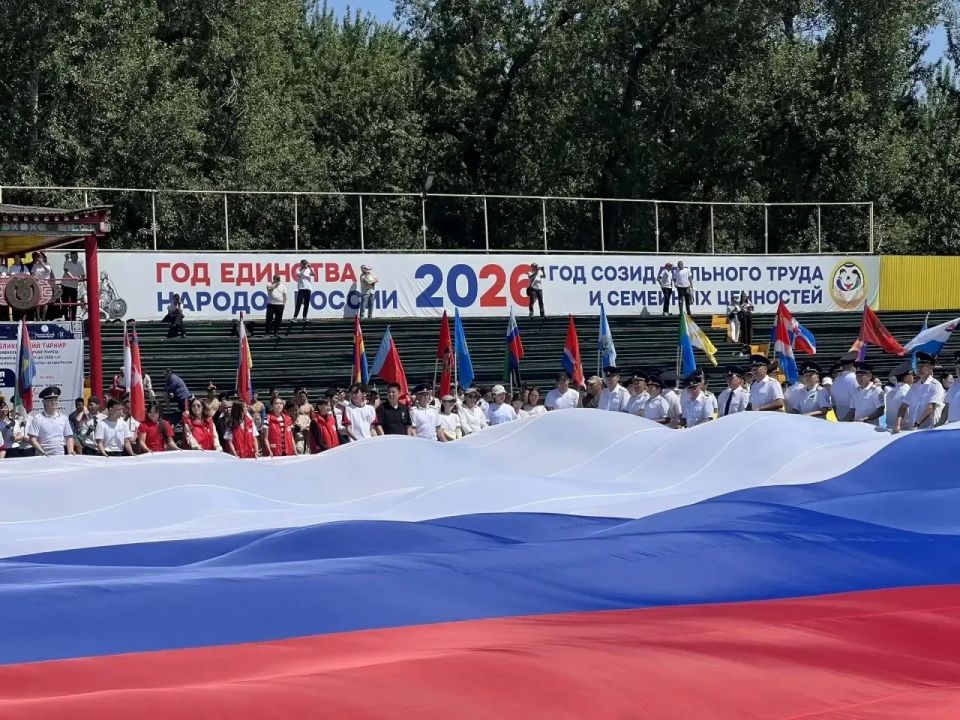Церемония поднятия флагов России и Республики Тыва: в единстве — наша сила Церемония поднятия флагов России и Республики Тыва: в единстве — наша сила