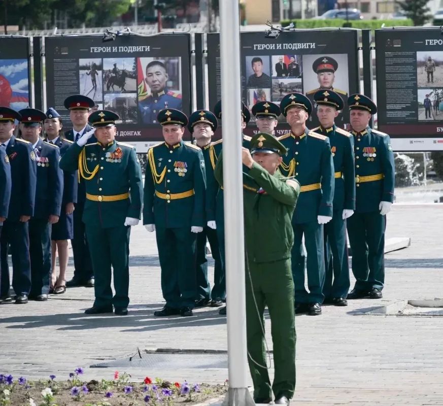 Прокурор республики Евгений Ботвинкин принял участие в торжественной церемонии поднятия государственных флагов Российской Федерации и Республики Тыва, посвященной Дню России Прокурор республики Евгений Ботвинкин принял участие в торжественной церемонии поднятия государственных флагов Российской Федерации и Республики Тыва, посвященной Дню России