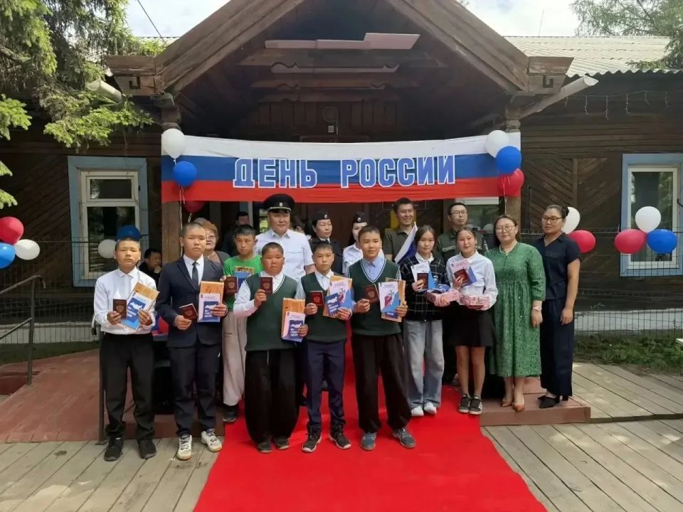 В четырех районах Тувы торжественно вручили паспорта 36 подросткам В четырех районах Тувы торжественно вручили паспорта 36 подросткам