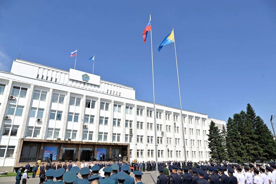 В честь Дня России - государственного праздника страны, отмечаемого в день принятия Декларации о государственном суверенитете России, по всей Туве проходят традиционные для этого дня торжественные и патриотические мероприятия