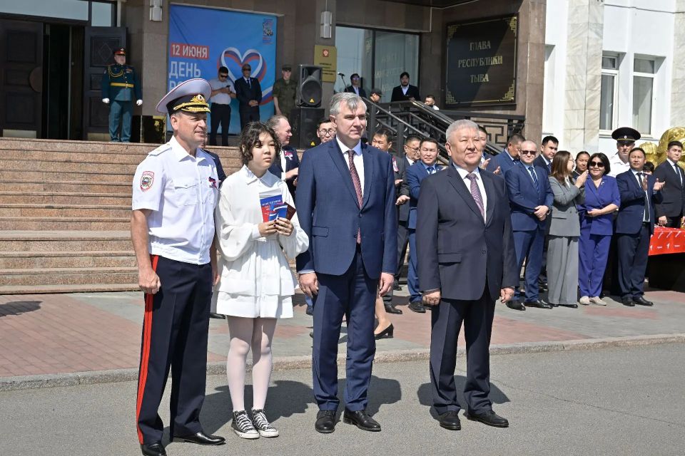 В честь Дня России - государственного праздника страны, отмечаемого в день принятия Декларации о государственном суверенитете России, по всей Туве проходят традиционные для этого дня торжественные и патриотические мероприятия В честь Дня России - государственного праздника страны, отмечаемого в день принятия Декларации о государственном суверенитете России, по всей Туве проходят традиционные для этого дня торжественные и патриотические мероприятия